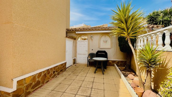 Villa mit 2 Schlafzimmern, 2 Bädern, Dachterrasse, Sauna und Gemeinschaftspool