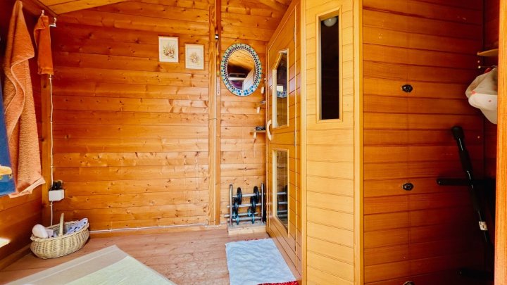 Villa mit 2 Schlafzimmern, 2 Bädern, Dachterrasse, Sauna und Gemeinschaftspool