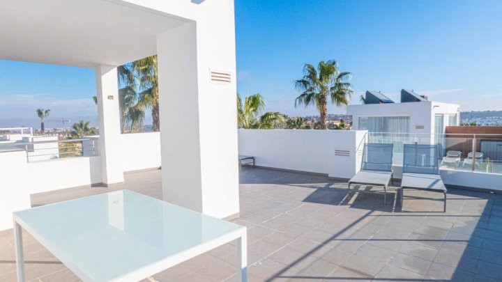 Moderne Obergeschoss-Wohnung mit 2 Schlafzimmern, 2 Bädern, Dachterrasse und Gemeinschaftspool im La Finca Golf and Spa Resort
