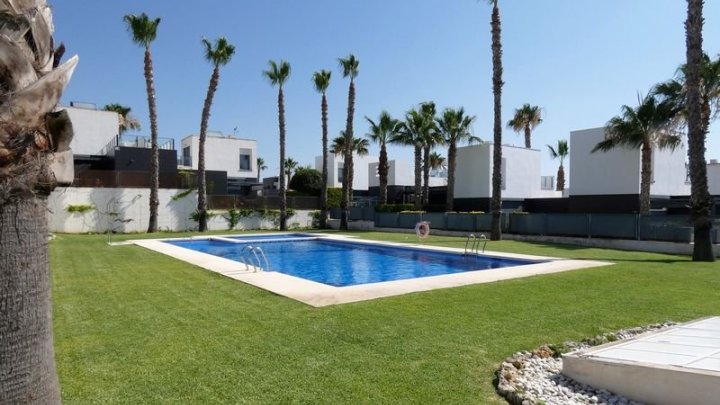 Moderne Obergeschoss-Wohnung mit 2 Schlafzimmern, 2 Bädern, Dachterrasse und Gemeinschaftspool im La Finca Golf and Spa Resort