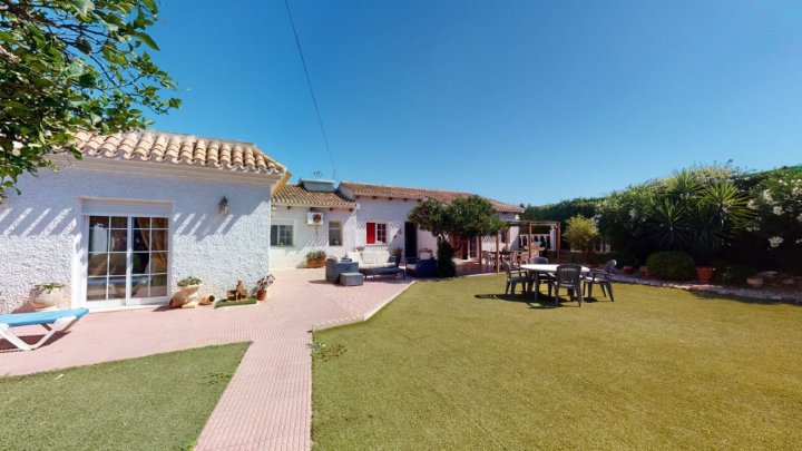 Villa mit Gästehaus, Privatpool und wunderschönem Ausblick