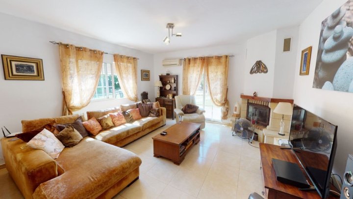 Villa mit Gästehaus, Privatpool und wunderschönem Ausblick