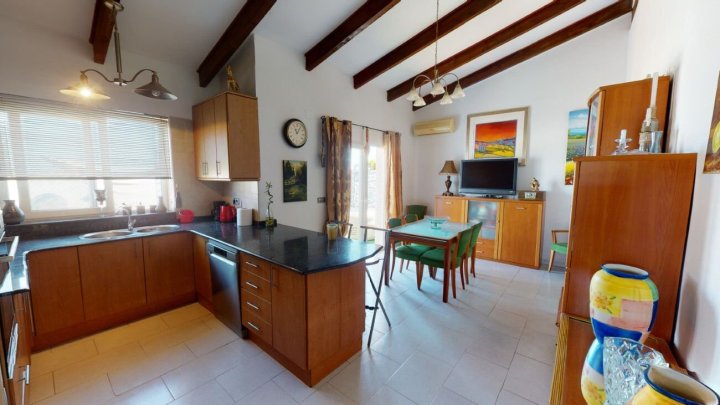 Villa mit Gästehaus, Privatpool und wunderschönem Ausblick