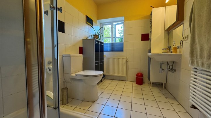 Ehemalige Dorfschule mit historischem Flair, modernem Wohnkomfort und parkähnlichem Grundstück!