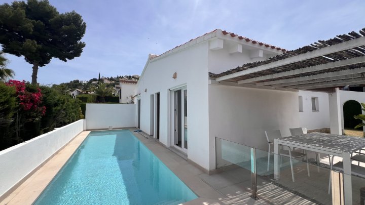 Modernisiertes Wohlfühlhaus mit Pool und Dachterrasse in der beliebten Urbanisation La Sella - Nähe Golfplatz und Meer