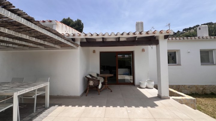 Modernisiertes Wohlfühlhaus mit Pool und Dachterrasse in der beliebten Urbanisation La Sella - Nähe Golfplatz und Meer