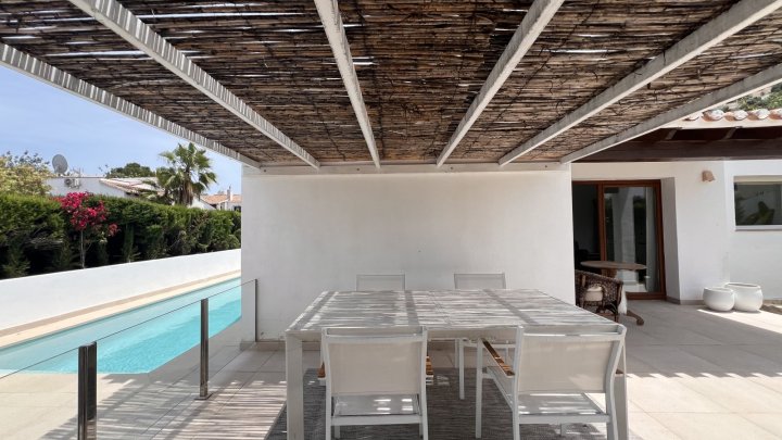 Modernisiertes Wohlfühlhaus mit Pool und Dachterrasse in der beliebten Urbanisation La Sella - Nähe Golfplatz und Meer