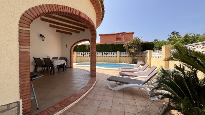Sehr gepflegte Villa mit 3 Schlafzimmern und 3 Bädern in ruhiger Lage