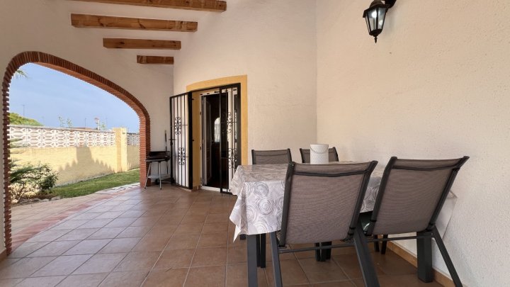 Sehr gepflegte Villa mit 3 Schlafzimmern und 3 Bädern in ruhiger Lage