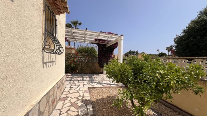 Sehr gepflegte Villa mit 3 Schlafzimmern und 3 Bädern in ruhiger Lage