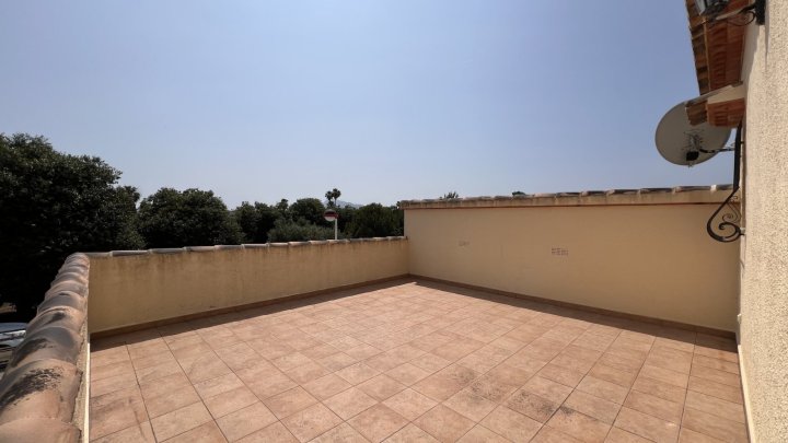 Sehr gepflegte Villa mit 3 Schlafzimmern und 3 Bädern in ruhiger Lage