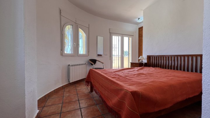 Sehr gepflegte Villa mit 3 Schlafzimmern und 3 Bädern in ruhiger Lage