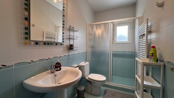 Sehr gepflegte Villa mit 3 Schlafzimmern und 3 Bädern in ruhiger Lage