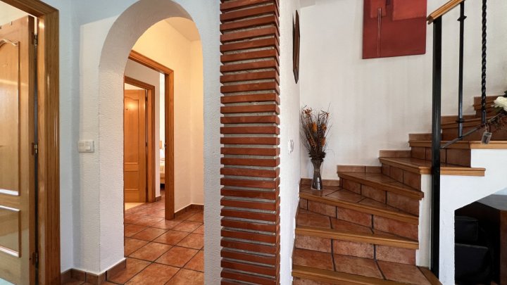 Sehr gepflegte Villa mit 3 Schlafzimmern und 3 Bädern in ruhiger Lage