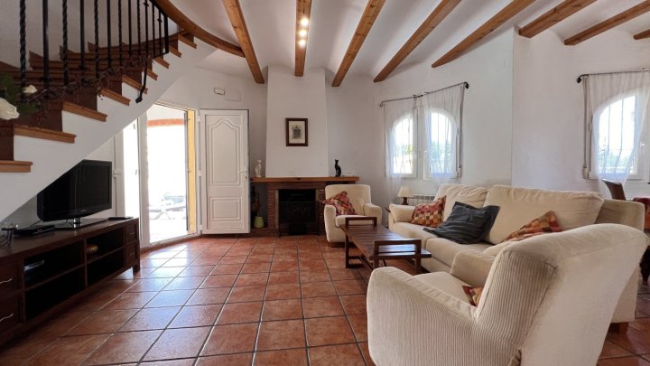 Sehr gepflegte Villa mit 3 Schlafzimmern und 3 Bädern in ruhiger Lage