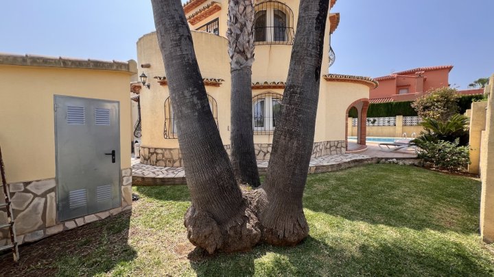 Sehr gepflegte Villa mit 3 Schlafzimmern und 3 Bädern in ruhiger Lage