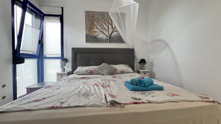 Charmante 2-Schlafzimmer-Wohnung nur 500 m vom Strand entfernt und mit Mietlizenz