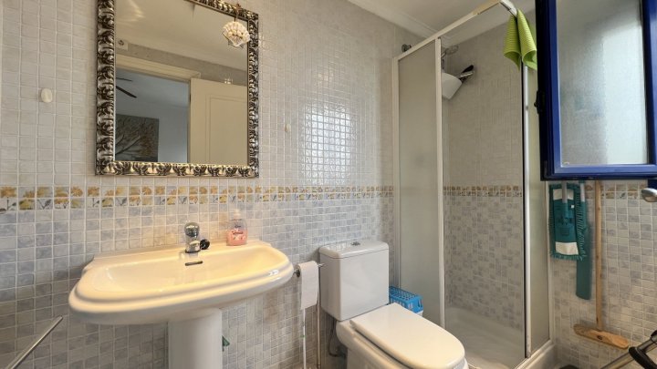 Charmante 2-Schlafzimmer-Wohnung nur 500 m vom Strand entfernt und mit Mietlizenz