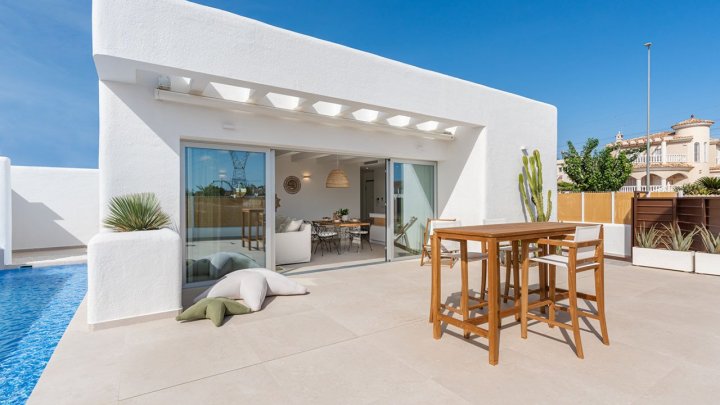 Eingeschossige Villen mit 3 Schlafzimmern, 2 Bädern, Vorinstallation Klimaanlage und Privatpool am Golfplatz von La Serena Golf