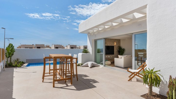 Eingeschossige Villen mit 3 Schlafzimmern, 2 Bädern, Vorinstallation Klimaanlage und Privatpool am Golfplatz von La Serena Golf