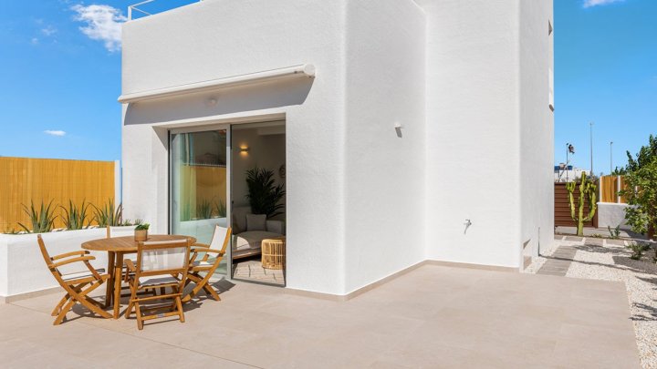 Zweigeschossige Villen mit 3 Schlafzimmern, 2 Bädern, Vorinstallation Klimaanlage und Privatpool am Golfplatz von La Serena Golf