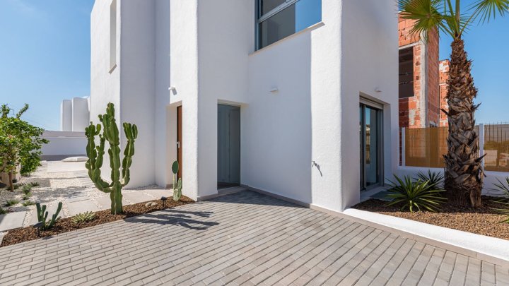 Zweigeschossige Villen mit 3 Schlafzimmern, 2 Bädern, Vorinstallation Klimaanlage und Privatpool am Golfplatz von La Serena Golf