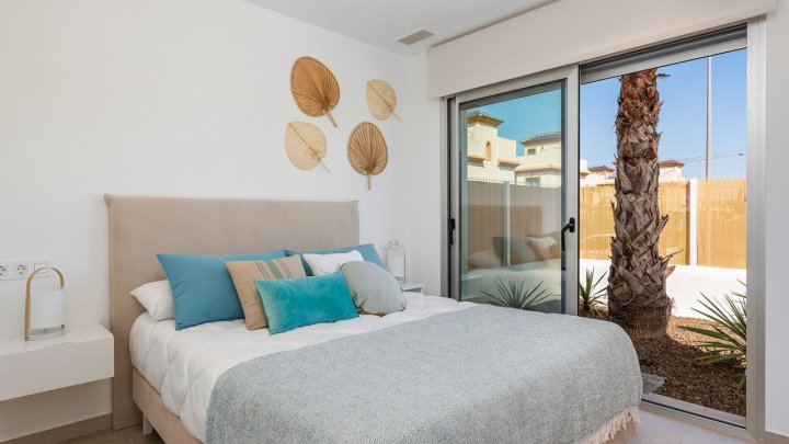 Zweigeschossige Villen mit 3 Schlafzimmern, 2 Bädern, Vorinstallation Klimaanlage und Privatpool am Golfplatz von La Serena Golf
