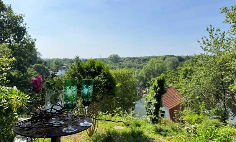 Einmalige Hanglage im Schwentinetal: Wohnen mit Panoramablick ins Grüne über mehrere Ebenen!