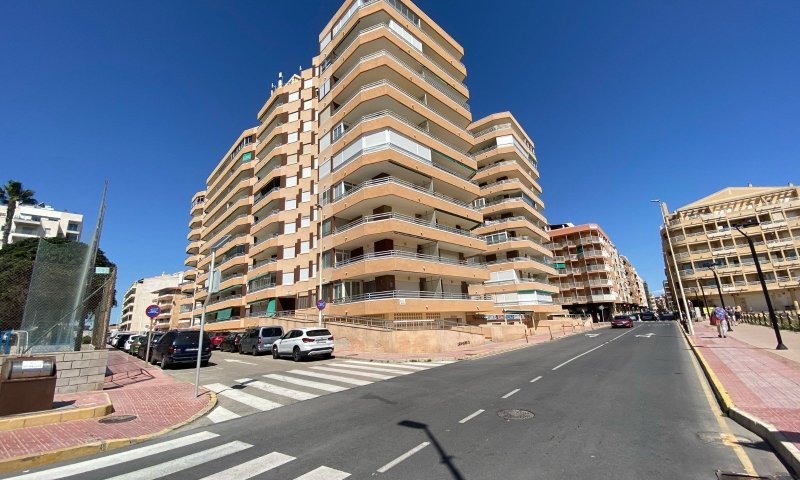 Großzügiges Appartement mit 3 Schlafzimmern, 1 Bad und seitlichem Meerblick nur 50 m vom Strand