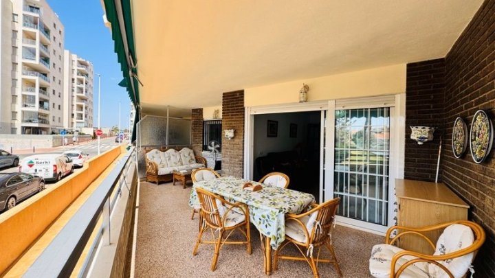 Großzügiges Appartement mit 3 Schlafzimmern, 1 Bad und seitlichem Meerblick nur 50 m vom Strand