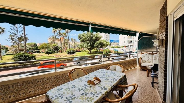 Großzügiges Appartement mit 3 Schlafzimmern, 1 Bad und seitlichem Meerblick nur 50 m vom Strand