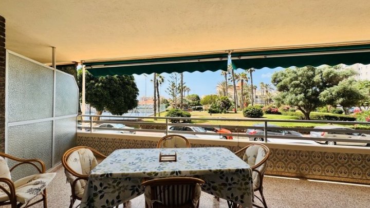 Großzügiges Appartement mit 3 Schlafzimmern, 1 Bad und seitlichem Meerblick nur 50 m vom Strand