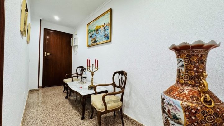 Großzügiges Appartement mit 3 Schlafzimmern, 1 Bad und seitlichem Meerblick nur 50 m vom Strand