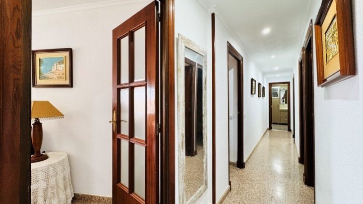 Großzügiges Appartement mit 3 Schlafzimmern, 1 Bad und seitlichem Meerblick nur 50 m vom Strand