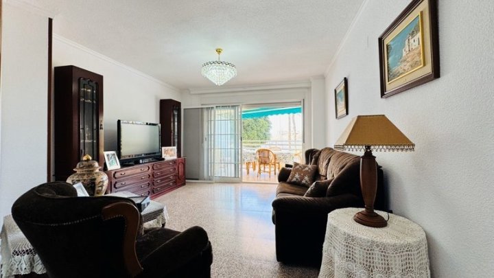 Großzügiges Appartement mit 3 Schlafzimmern, 1 Bad und seitlichem Meerblick nur 50 m vom Strand