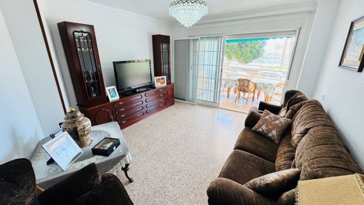 Großzügiges Appartement mit 3 Schlafzimmern, 1 Bad und seitlichem Meerblick nur 50 m vom Strand
