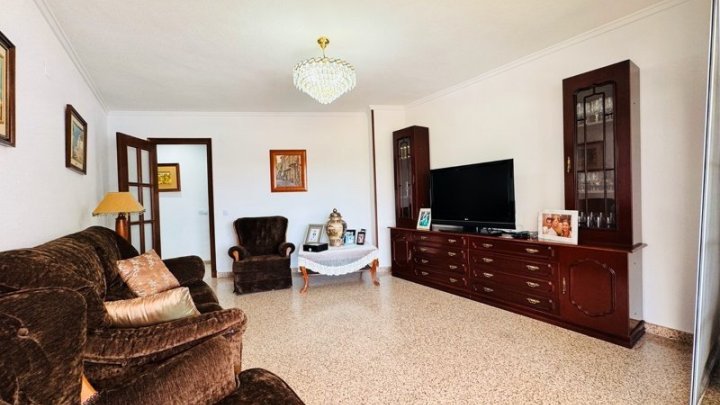 Großzügiges Appartement mit 3 Schlafzimmern, 1 Bad und seitlichem Meerblick nur 50 m vom Strand