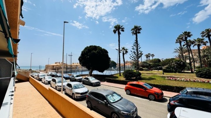 Großzügiges Appartement mit 3 Schlafzimmern, 1 Bad und seitlichem Meerblick nur 50 m vom Strand