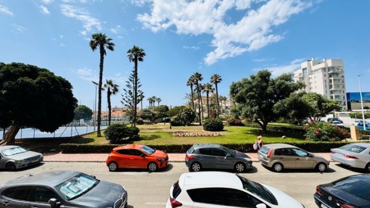 Großzügiges Appartement mit 3 Schlafzimmern, 1 Bad und seitlichem Meerblick nur 50 m vom Strand