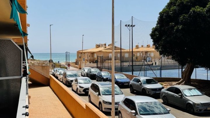 Großzügiges Appartement mit 3 Schlafzimmern, 1 Bad und seitlichem Meerblick nur 50 m vom Strand