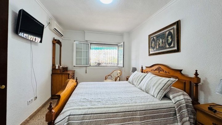 Großzügiges Appartement mit 3 Schlafzimmern, 1 Bad und seitlichem Meerblick nur 50 m vom Strand