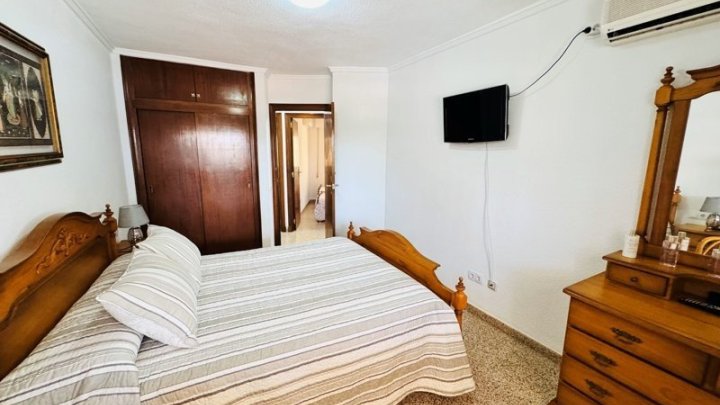 Großzügiges Appartement mit 3 Schlafzimmern, 1 Bad und seitlichem Meerblick nur 50 m vom Strand
