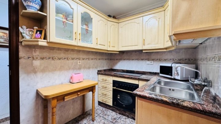 Großzügiges Appartement mit 3 Schlafzimmern, 1 Bad und seitlichem Meerblick nur 50 m vom Strand