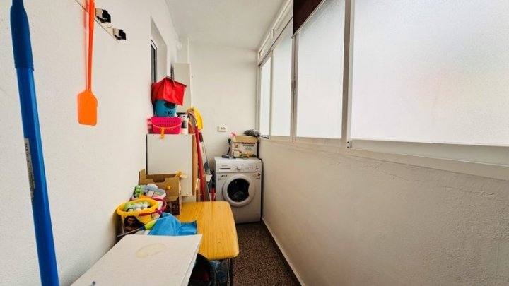 Großzügiges Appartement mit 3 Schlafzimmern, 1 Bad und seitlichem Meerblick nur 50 m vom Strand
