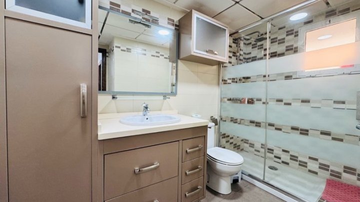 Großzügiges Appartement mit 3 Schlafzimmern, 1 Bad und seitlichem Meerblick nur 50 m vom Strand