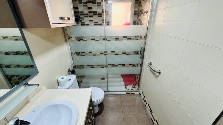 Großzügiges Appartement mit 3 Schlafzimmern, 1 Bad und seitlichem Meerblick nur 50 m vom Strand