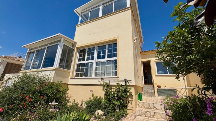 Mediterrane Villa mit 2 Schlafzimmern, 2 Bädern, Privatpool und fantastischem Ausblick