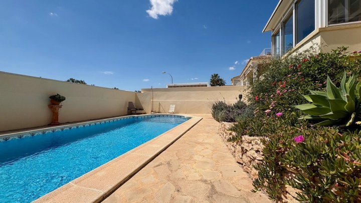 Mediterrane Villa mit 2 Schlafzimmern, 2 Bädern, Privatpool und fantastischem Ausblick