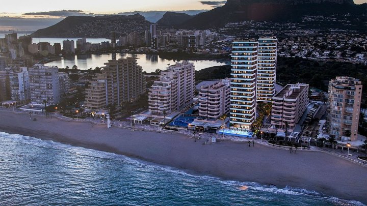 Wohnungen mit 1 Schlafzimmer, 1 Bad, Klimaanlage, Fußbodenheizung in Bädern, Kfz-Stellplatz und Meerblick in erster Linie am Strand