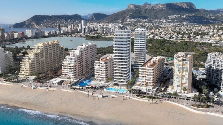 Maisonette-Wohnungen mit 3 Schlafzimmern, 3 Bädern, Klimaanlage, Fußbodenheizung in Bädern, Kfz-Stellplatz und Meerblick in erster Linie am Strand